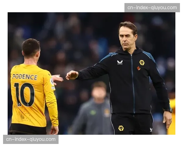 狼队29轮仅积13分垫底，洛佩特吉三中卫体系失球51球防守崩溃